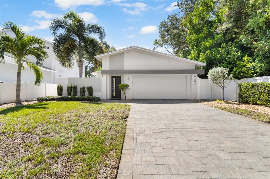 8082 26TH AVENUE N ST PETERSBURG, FL 33710