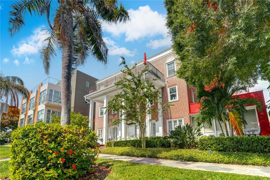 219 4TH AVENUE N UNIT 201 ST PETERSBURG, FL 33701