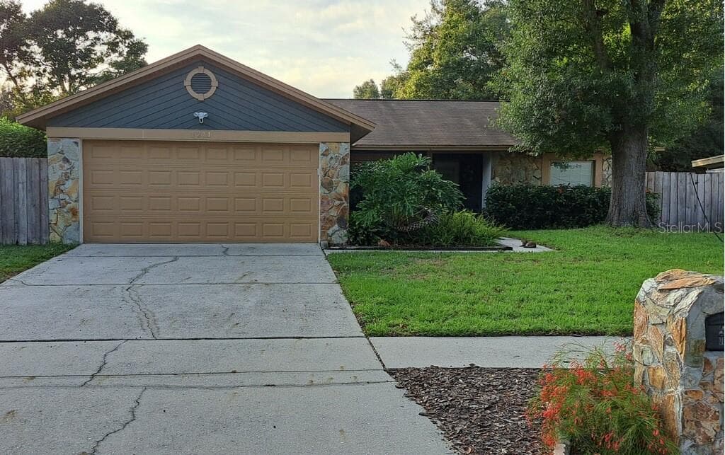 1211 LORNEWOOD DRIVE VALRICO, FL 33596