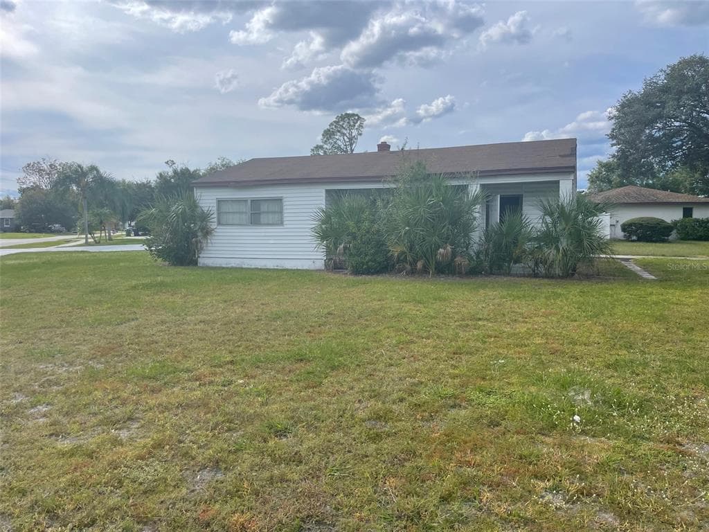 2102 W FARWELL DRIVE TAMPA, FL 33603