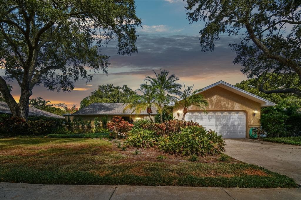 822 VILLAGE WAY PALM HARBOR, FL 34683