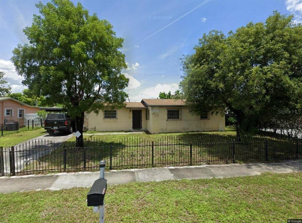 8231 NW 171ST HIALEAH, FL 33015