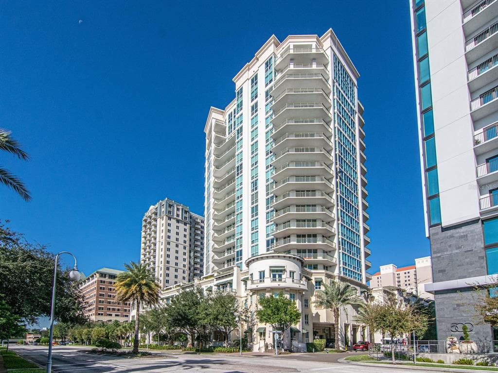 450 KNIGHTS RUN AVENUE UNIT 1704 TAMPA, FL 33602