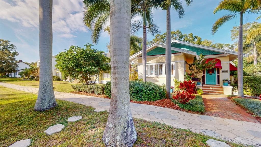 325 19TH AVENUE NE ST PETERSBURG, FL 33704