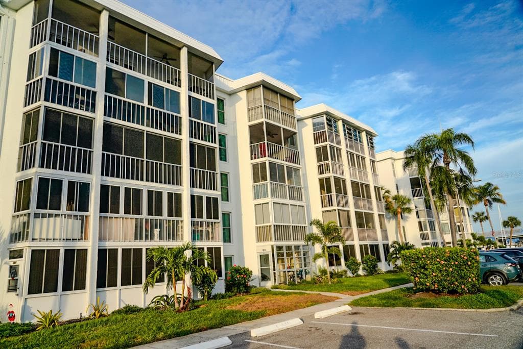 4902 38TH WAY S UNIT 409 ST PETERSBURG, FL 33711