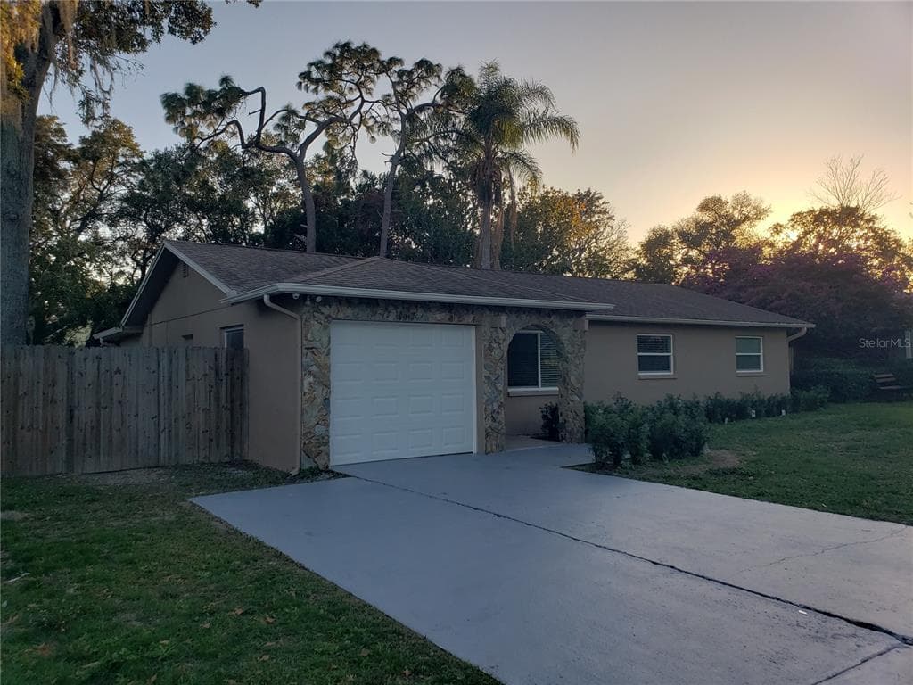 1319 GULFVIEW WOODS LANE TARPON SPRINGS, FL 34689