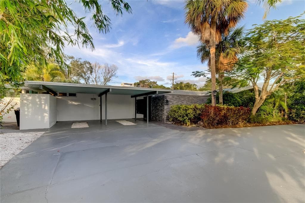3895 50TH AVENUE S ST PETERSBURG, FL 33711