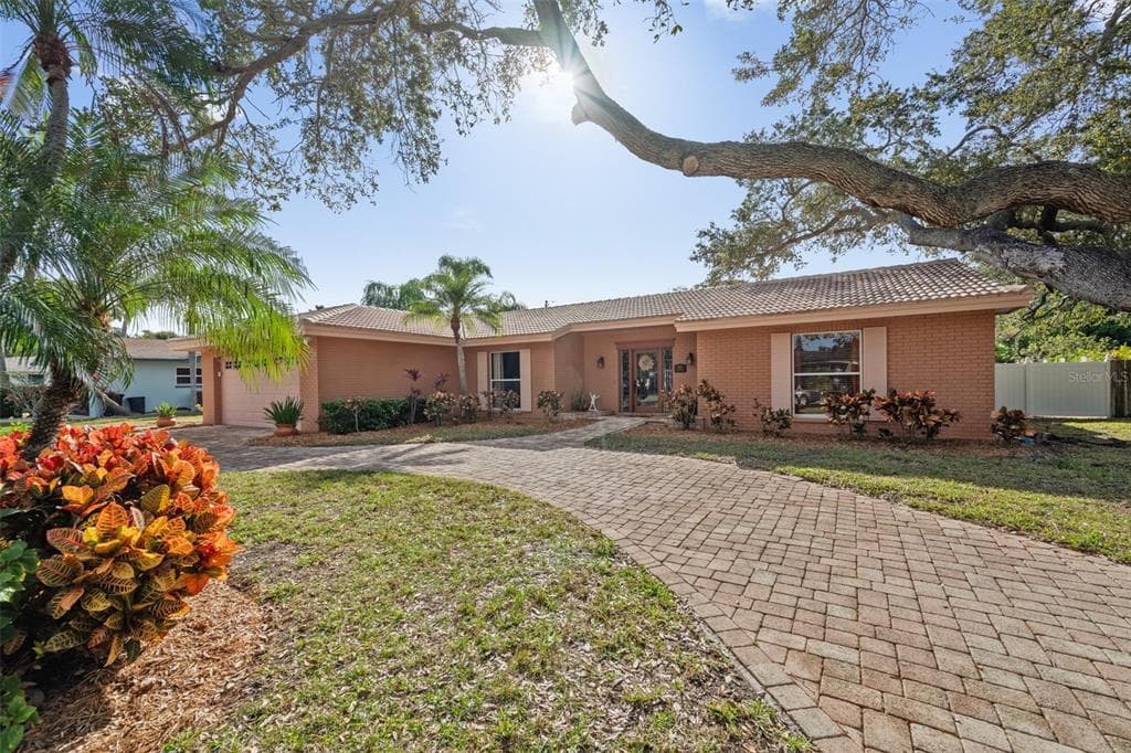 813 ALLAMANDA DRIVE LARGO, FL 33770