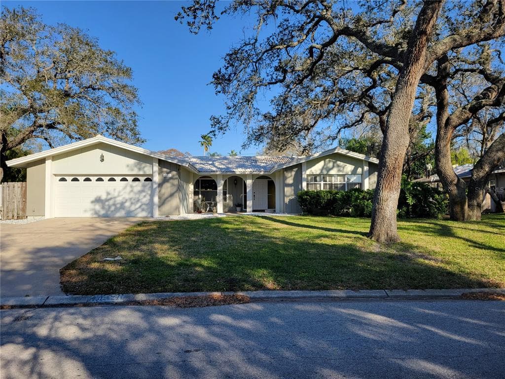 10221 BAY HILLS DRIVE LARGO, FL 33774