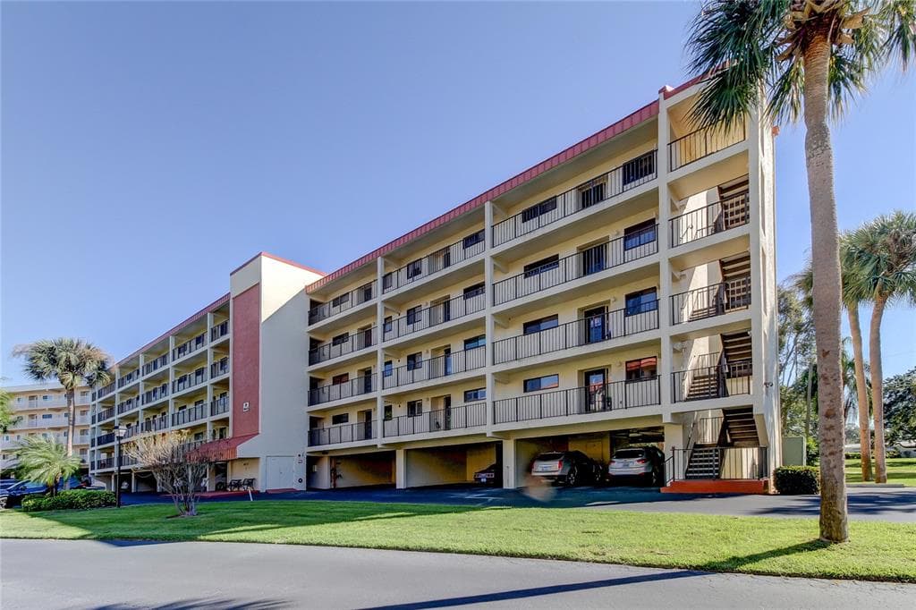 9433 HARBOR GREENS WAY UNIT 504 SEMINOLE, FL 33776