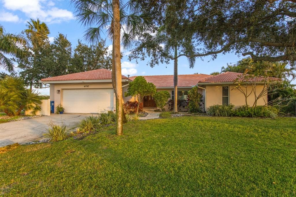 4797 OVERLOOK DRIVE NE ST PETERSBURG, FL 33703