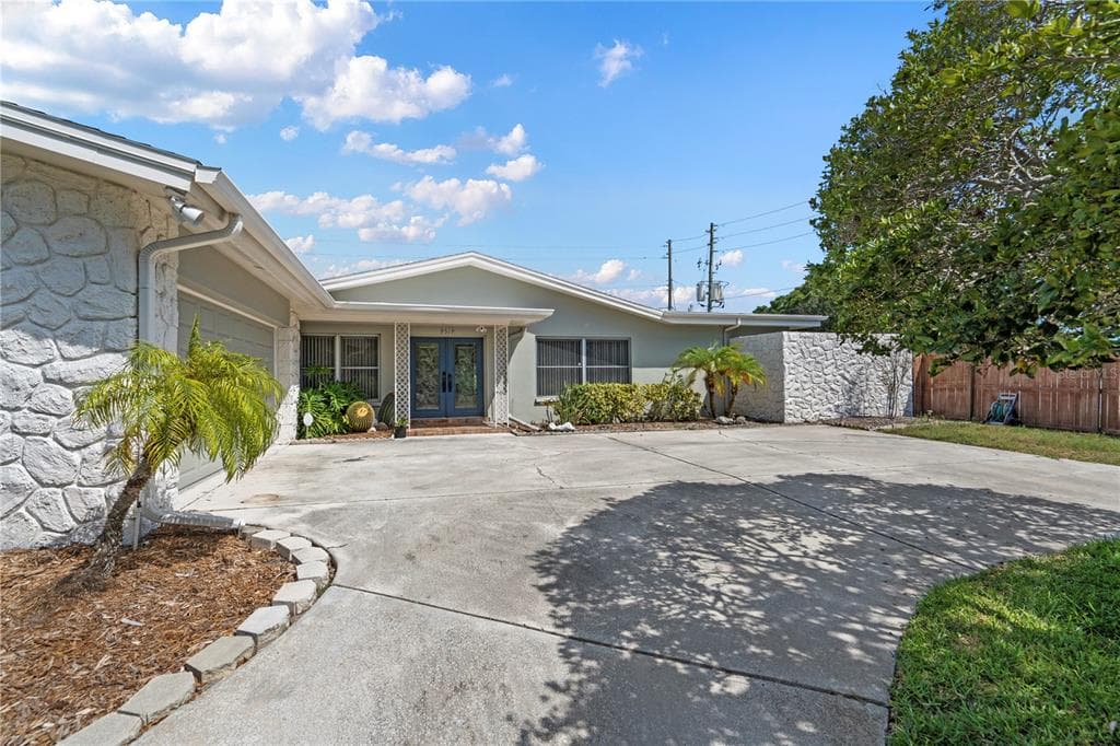 9519 COMMODORE DRIVE