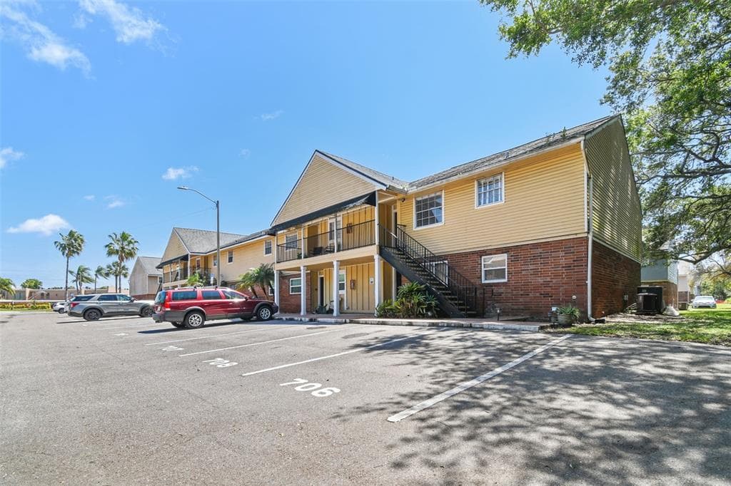 200 COUNTRY CLUB DRIVE UNIT 706 LARGO, FL 33771