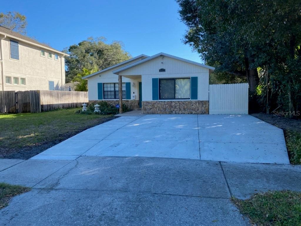 945 14TH STREET N ST PETERSBURG, FL 33705