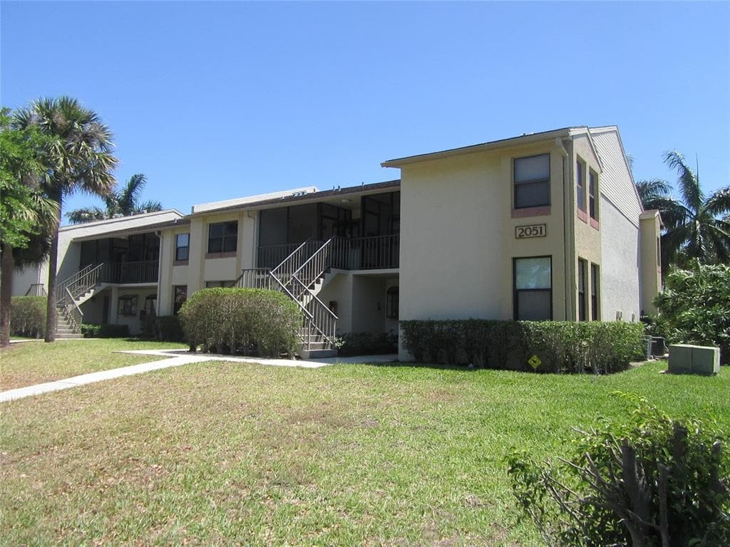 2051 SKIMMER COURT W UNIT 124 CLEARWATER, FL 33762