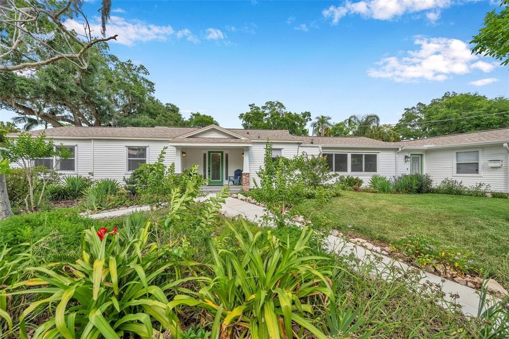 1302 E PARK CIRCLE TAMPA, FL 33604