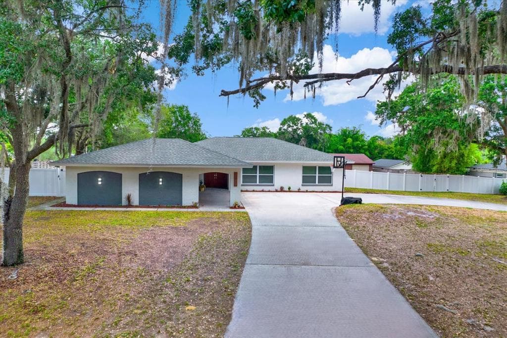 2104 DILLON COURT VALRICO, FL 33596