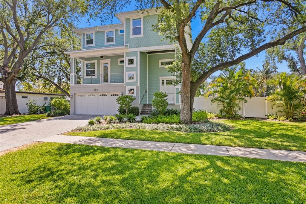 686 GENEVA PLACE TAMPA, FL 33606