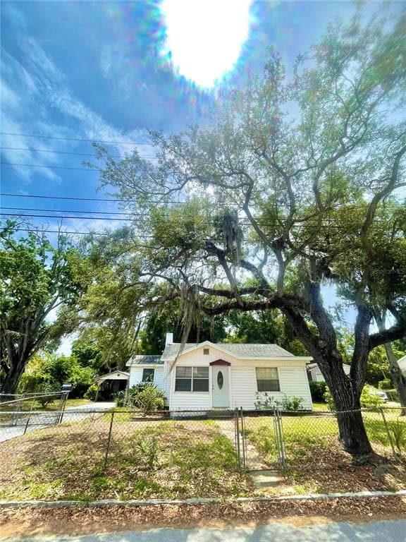 37 W MARTIN LUTHER KING JR DRIVE TARPON SPRINGS, FL 34689