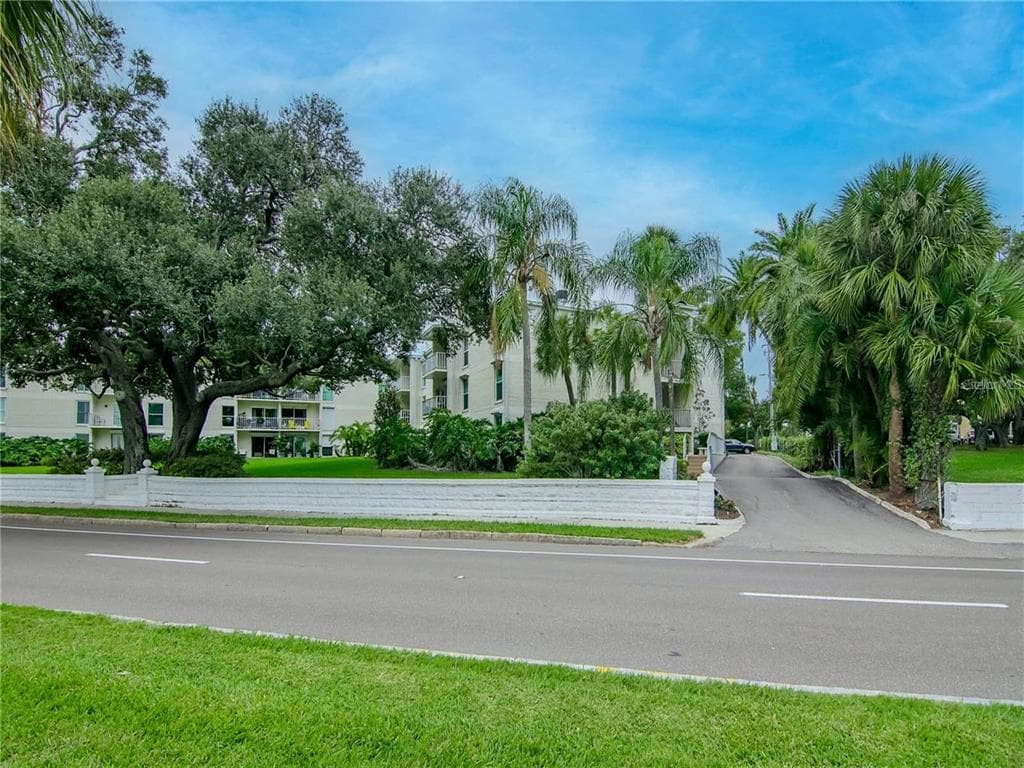 3325 BAYSHORE BOULEVARD UNIT B15 TAMPA, FL 33629