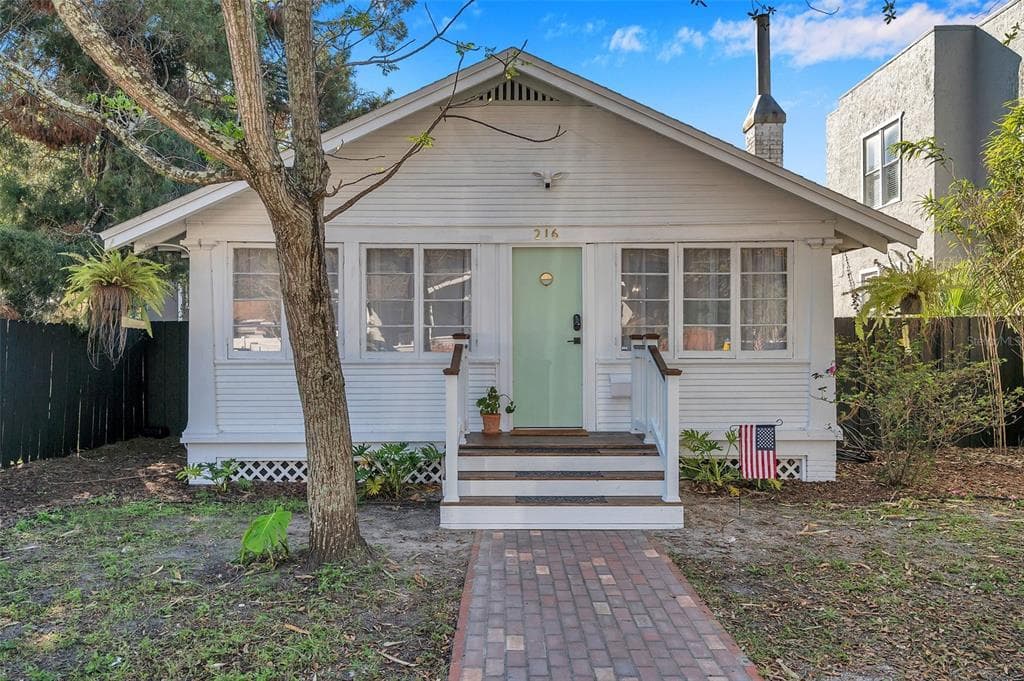 216 W WOODLAWN AVENUE TAMPA, FL 33603