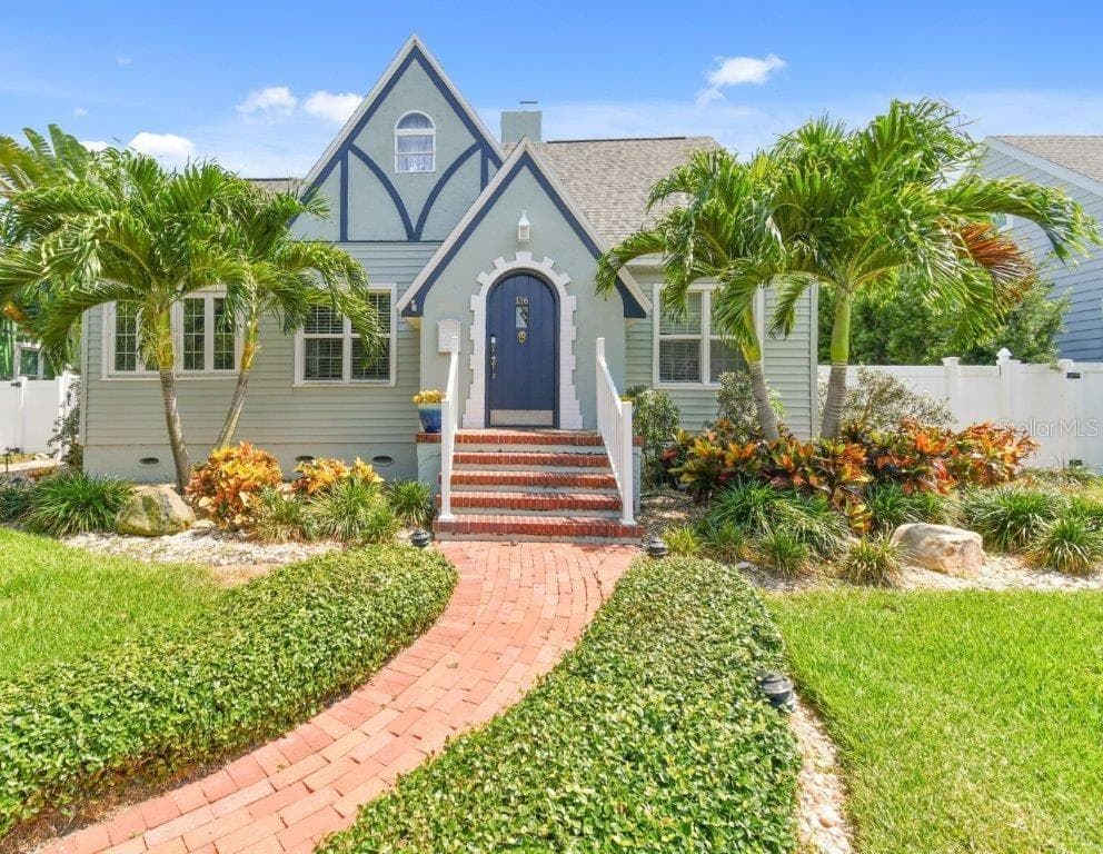 136 21ST AVENUE NE ST PETERSBURG, FL 33704