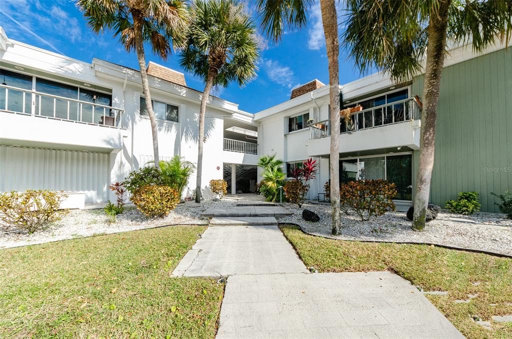 311 ISLAND WAY UNIT 101 CLEARWATER BEACH, FL 33767