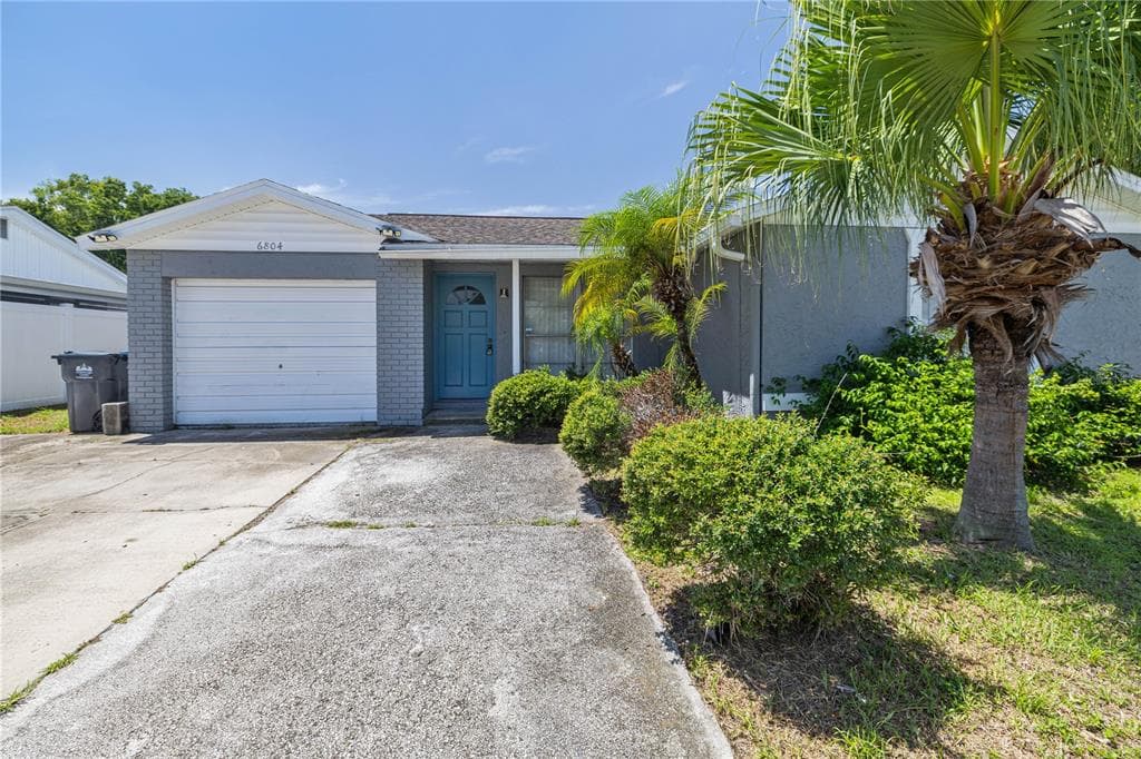 6804 MIDDLEWOOD COURT TAMPA, FL 33634