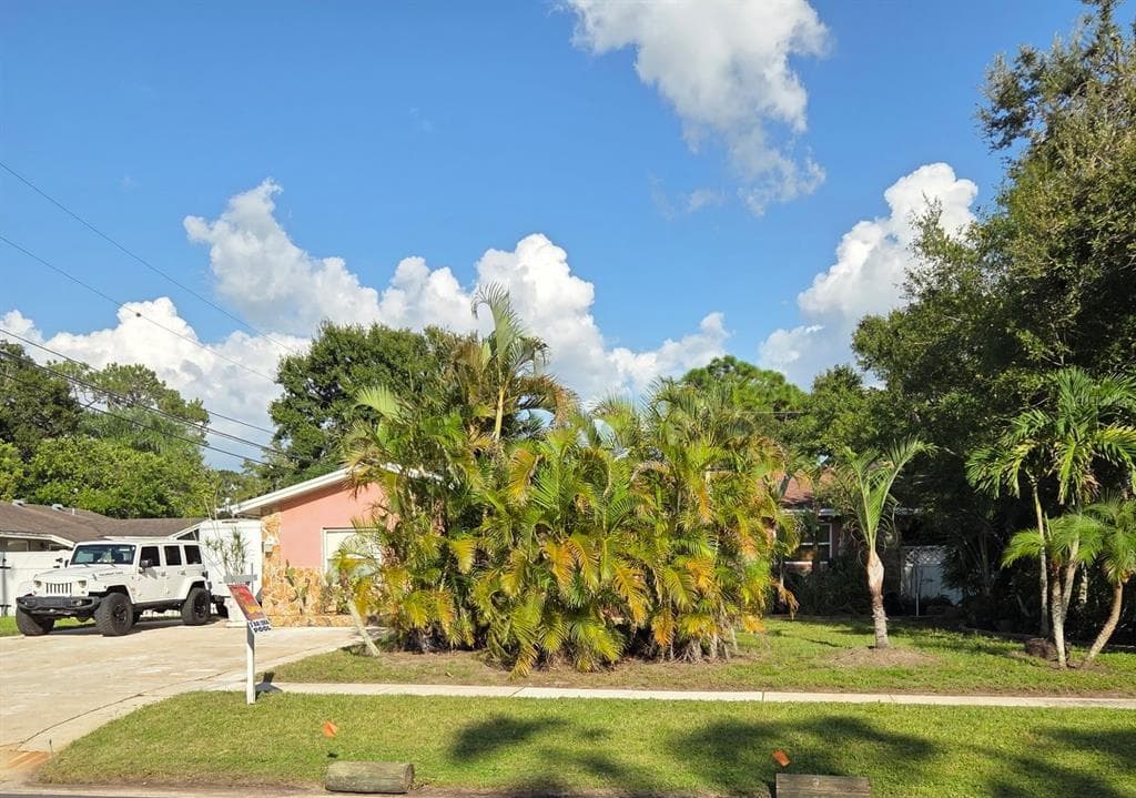 8665 MOCKINGBIRD LANE SEMINOLE, FL 33777