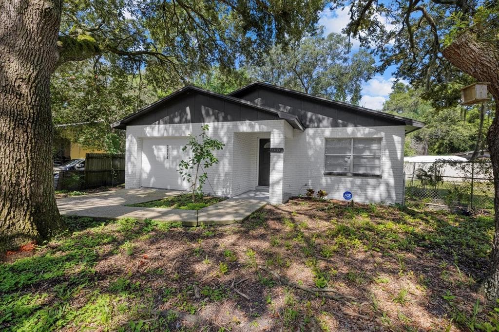 7018 N CENTER DRIVE TAMPA, FL 33604