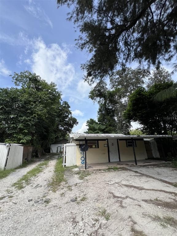 8906 N ALBANY AVENUE TAMPA, FL 33604