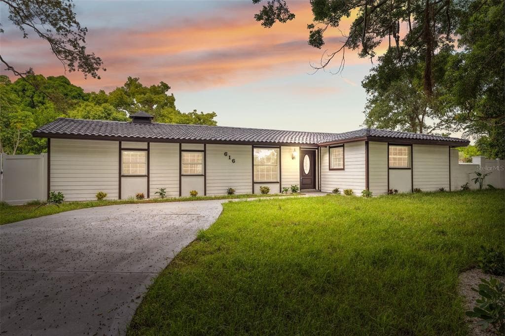 616 FONTANA LANE BRADENTON, FL 34209