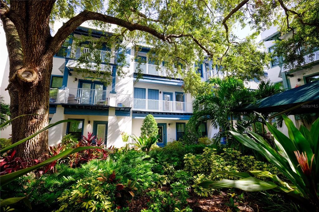 946 HIGHLAND AVENUE UNIT 32 DUNEDIN, FL 34698