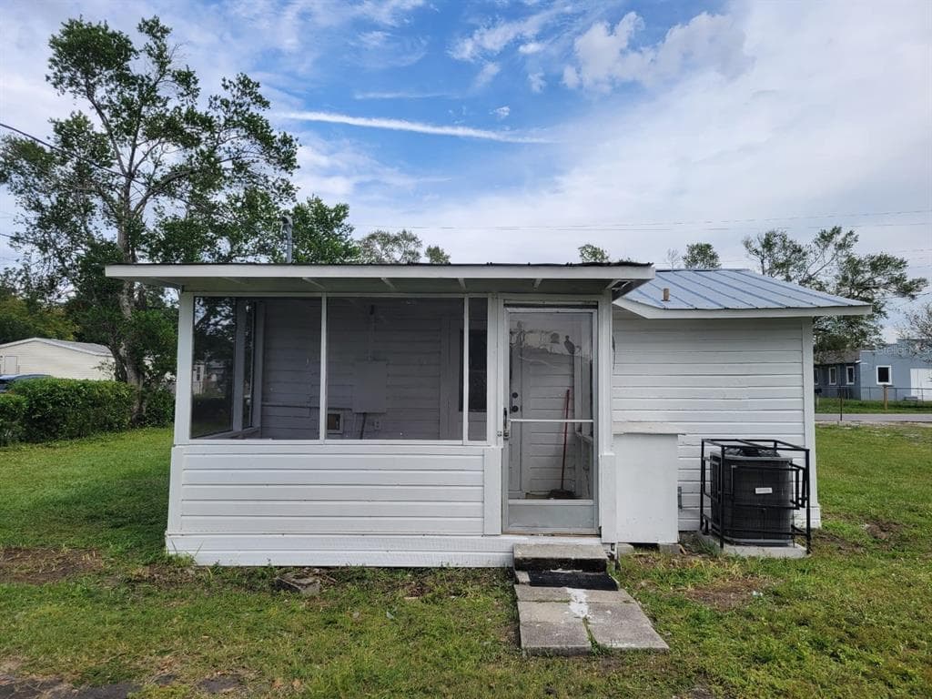 1058 N DAVIS AVENUE LAKELAND, FL 33805