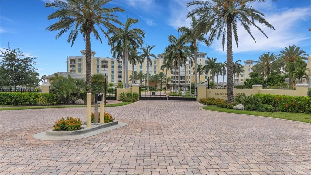 795 COLLANY ROAD UNIT 304 ST PETERSBURG, FL 33715