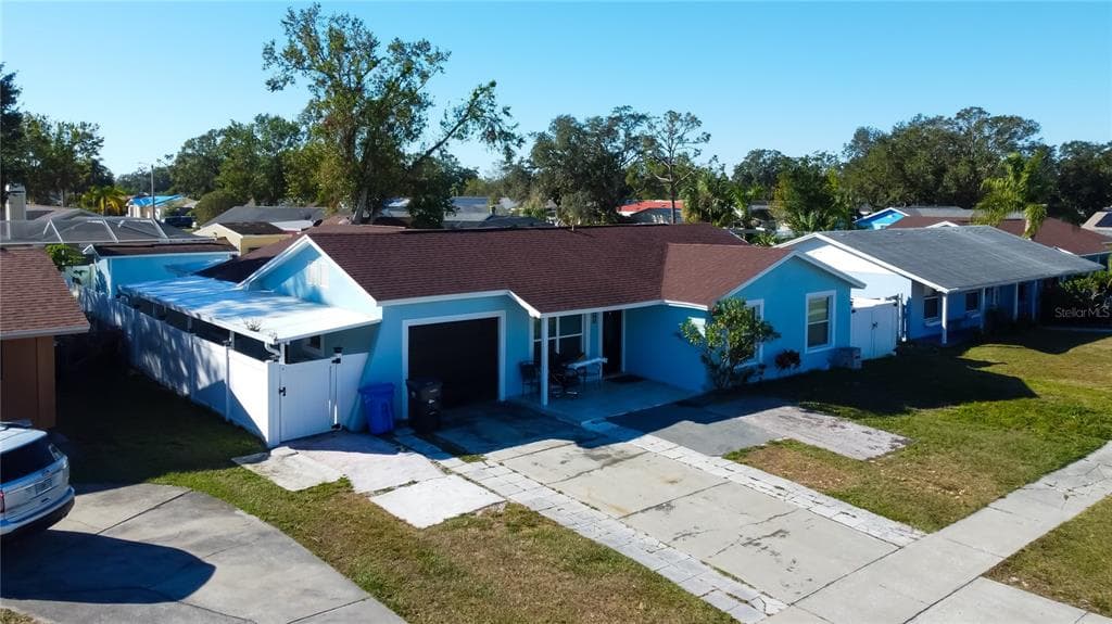 8240 GREENLEAF CIRCLE TAMPA, FL 33615