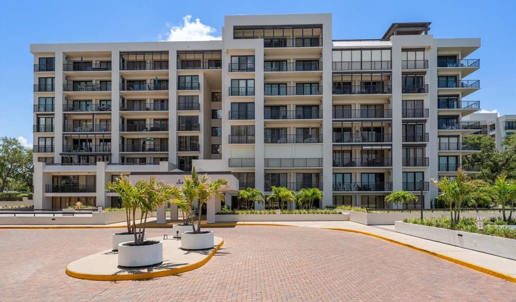 6 BELLEVIEW BOULEVARD UNIT 105 BELLEAIR, FL 33756