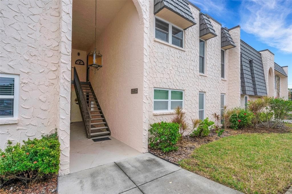 113 ELMWOOD CIRCLE UNIT 113 SEMINOLE, FL 33777