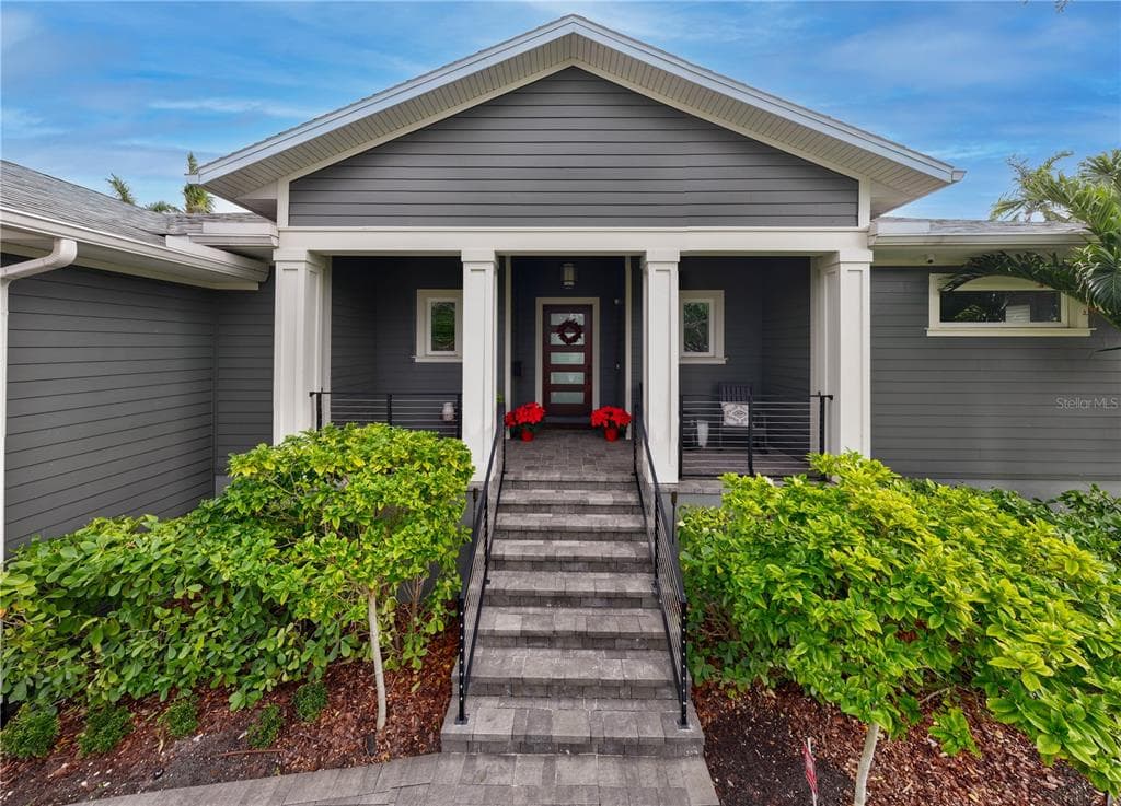 930 MONTEREY POINT NE ST PETERSBURG, FL 33704