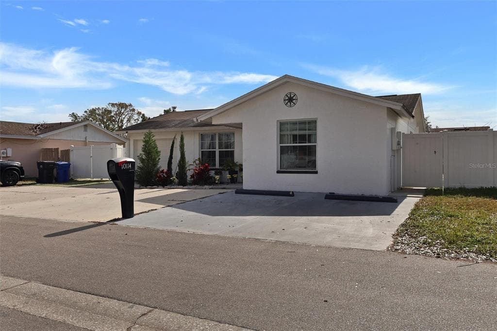10114 CHIMNEY HILL COURT TAMPA, FL 33615