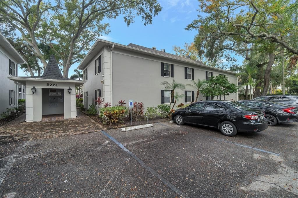 5221 BAYSHORE BOULEVARD UNIT 34