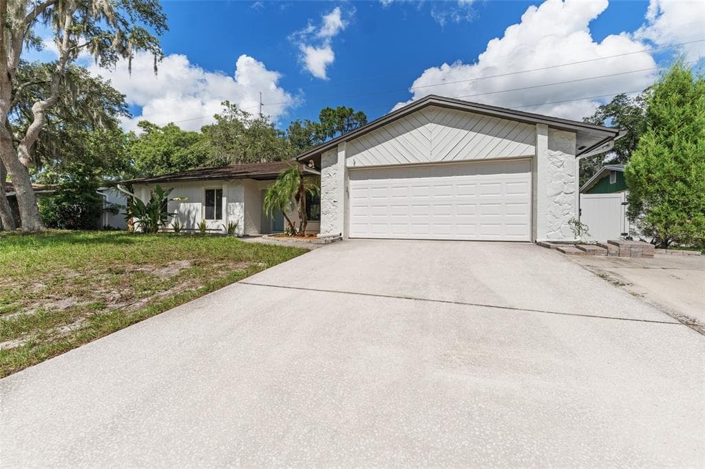 3915 BRIARLAKE DRIVE VALRICO, FL 33596