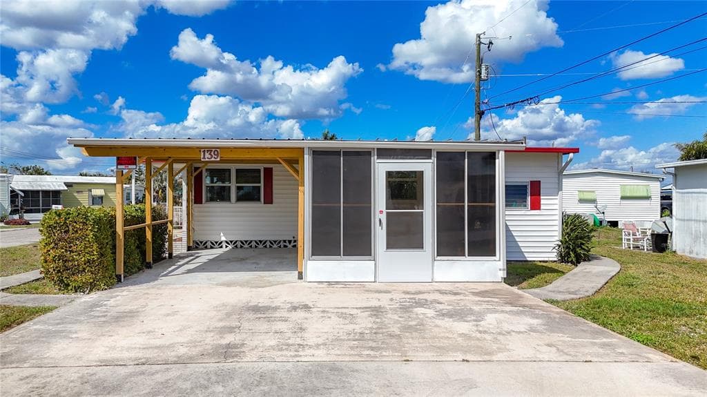 139 GASLIGHT AVENUE NORTH FORT MYERS, FL 33917