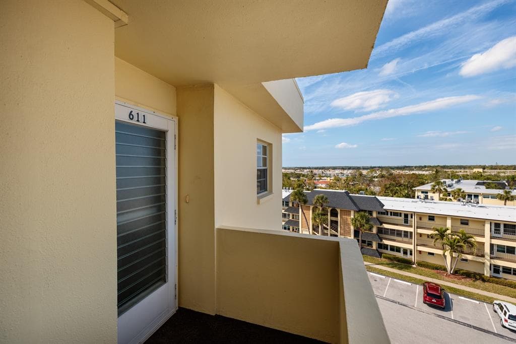 4650 COVE CIRCLE UNIT 611 ST PETERSBURG, FL 33708