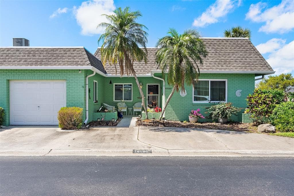 6590 GOLDEN HORSESHOE DRIVE SEMINOLE, FL 33777