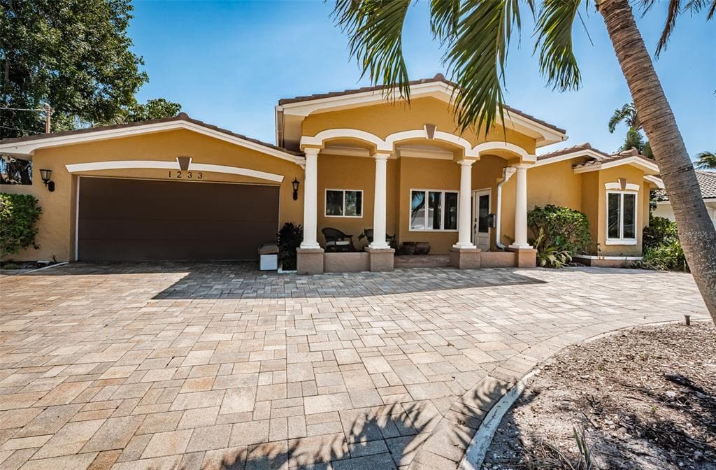 1233 EDEN ISLE DRIVE NE