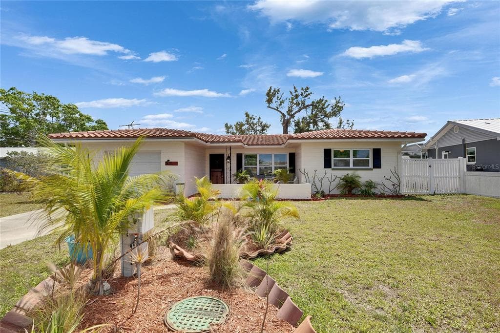 105 6TH STREET NW RUSKIN, FL 33570