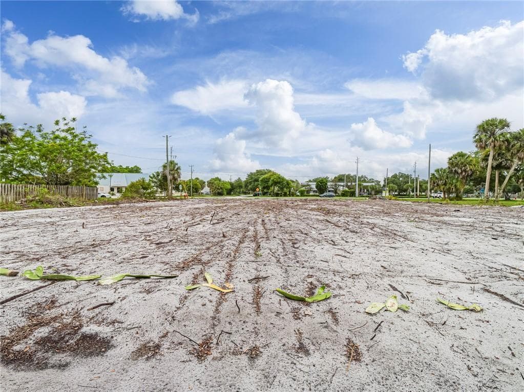 445 OLD DIXIE HIGHWAY VERO BEACH, FL 32962