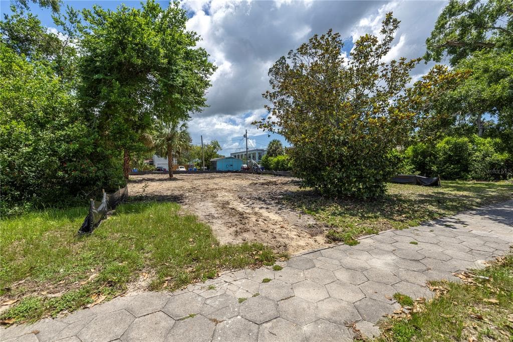 300 25TH AVENUE N ST PETERSBURG, FL 33704