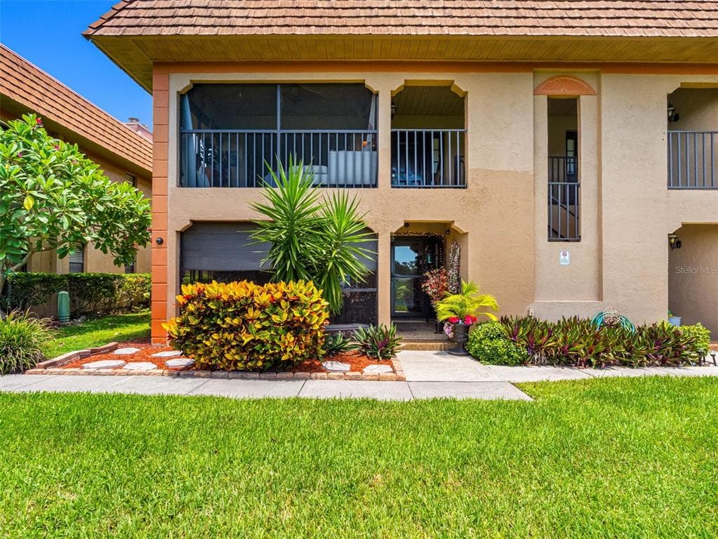 10182 SEMINOLE ISLAND DR LARGO, FL 33773